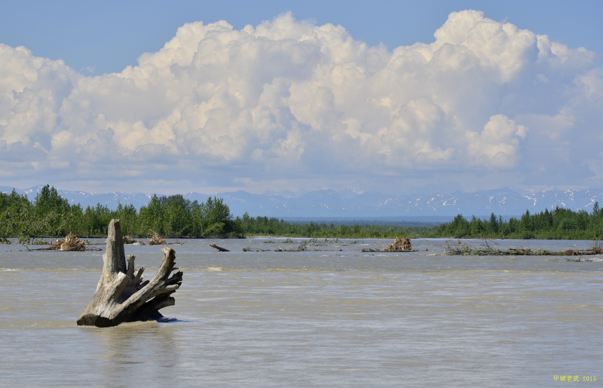The river and mountains in Kalkeetna